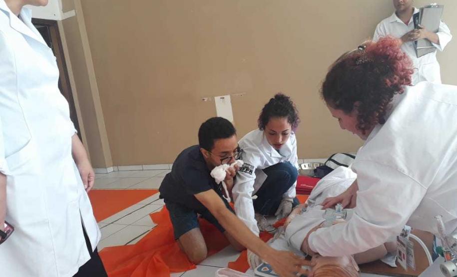 Foto 11 O primeiro grupo é composto por cerca de 50 estudantes de teatro, com formação no próprio Colégio. O grupo é coordenado pela professora e mestre em Teatro Raquel Júlio Mastey.