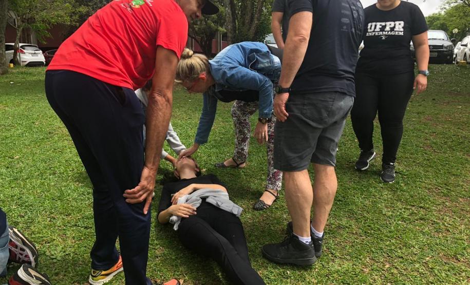 Foto 12 O primeiro grupo é composto por cerca de 50 estudantes de teatro, com formação no próprio Colégio. O grupo é coordenado pela professora e mestre em Teatro Raquel Júlio Mastey.
