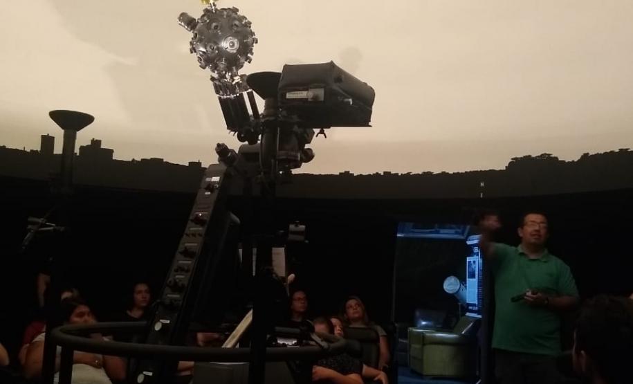 oacep2 No último sábado (22), o Colégio Estadual do Paraná abriu a programação 2019 para visitações públicas ao Planetário, seguidas de observações celestes pelo telescópio.