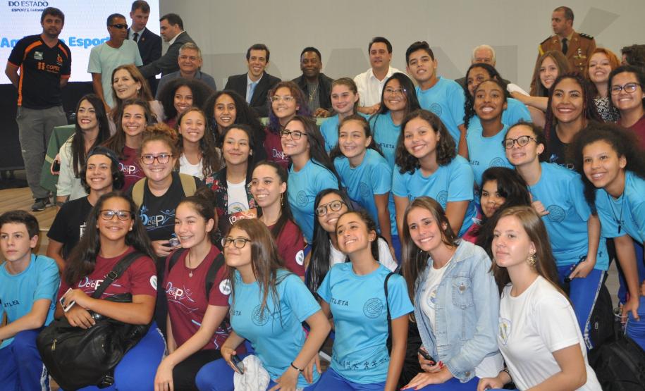 Os estudantes do Colégio Estadual do Paraná (CEP) participaram, nesta quarta-feira (13), do encontro com o campeão mundial de futebol Pelé, promovido pelo Governo do Estado no Palácio Iguaçu, em Curitiba, para o lançamento da campanha Amigo do Esporte.