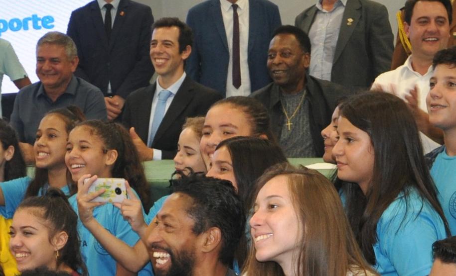 Os estudantes do Colégio Estadual do Paraná (CEP) participaram, nesta quarta-feira (13), do encontro com o campeão mundial de futebol Pelé, promovido pelo Governo do Estado no Palácio Iguaçu, em Curitiba, para o lançamento da campanha Amigo do Esporte.