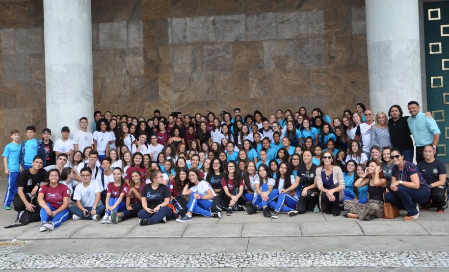 Os estudantes do Colégio Estadual do Paraná (CEP) participaram, nesta quarta-feira (13), do encontro com o campeão mundial de futebol Pelé, promovido pelo Governo do Estado no Palácio Iguaçu, em Curitiba, para o lançamento da campanha Amigo do Esporte.