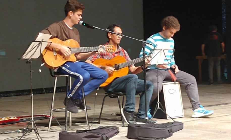 As reuniões foram promovidas com os pais e responsáveis estudantes das turmas atendidas no CEP-CEP, na sexta-feira (8), no CEP-Amâncio, na segunda-feira (11); e CEP-Tirandentes, na terça-feira (12). Todos os encontros foram realizados no Teatro Guaíra, em Curitiba, onde os presentes também assistiram às apresentações musicais feitas pelos estudantes.