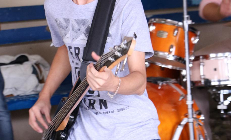 musica1 O grupo musical da Escolinha de Arte e a banda convidada do Grêmio Estudantil do Colégio Estadual do Paraná (GECEP) estão colecionando elogios, arrancando aplausos e conquistando à plateia presente nos eventos da programação que comemora, neste ano, o aniversário do CEP.