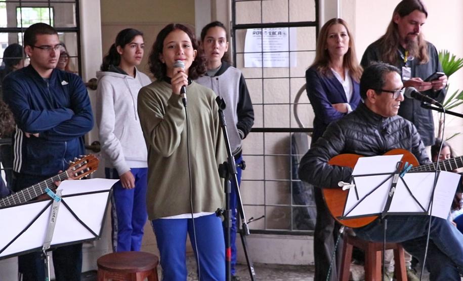 musica4 O grupo musical da Escolinha de Arte e a banda convidada do Grêmio Estudantil do Colégio Estadual do Paraná (GECEP) estão colecionando elogios, arrancando aplausos e conquistando à plateia presente nos eventos da programação que comemora, neste ano, o aniversário do CEP.