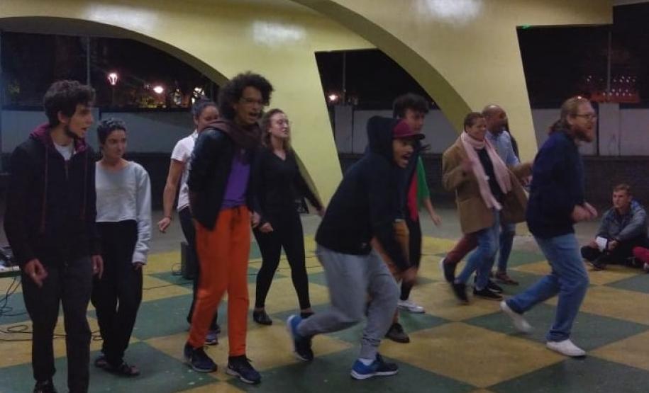 tiradentes1 Nesta terça-feira (26), os estudantes dos cursos técnicos em Teatro, Produção de Áudio e Vídeo e Saúde Bucal se reuniram, no Colégio Estadual Tiradentes (CEP-Tiradentes), para assistir aos eventos da programação do aniversário do Colégio Estadual do Paraná (CEP).