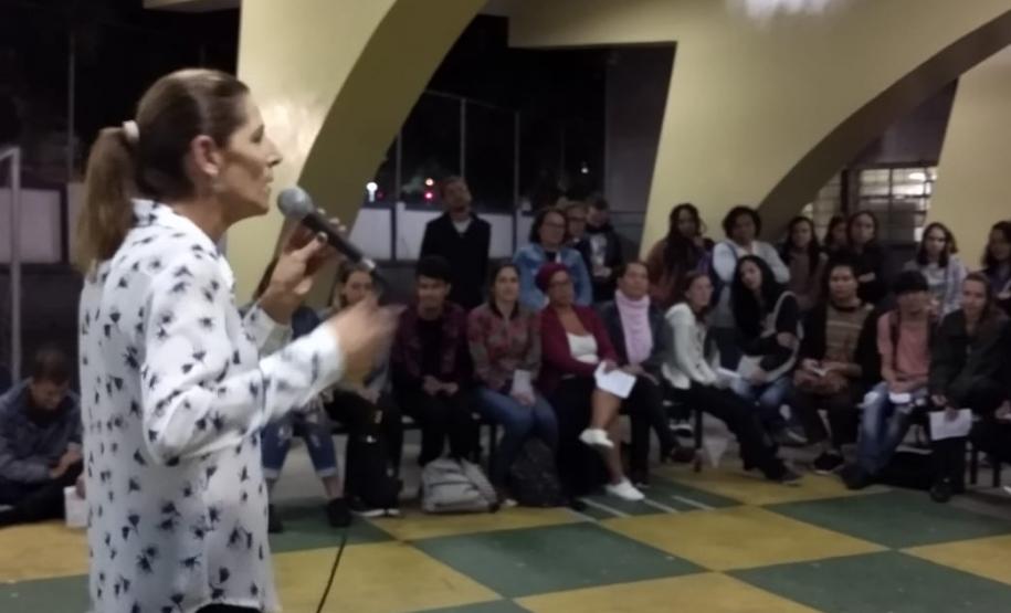 tiradentes2 Nesta terça-feira (26), os estudantes dos cursos técnicos em Teatro, Produção de Áudio e Vídeo e Saúde Bucal se reuniram, no Colégio Estadual Tiradentes (CEP-Tiradentes), para assistir aos eventos da programação do aniversário do Colégio Estadual do Paraná (CEP).