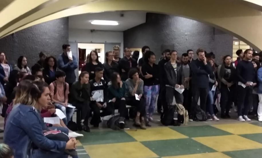 tiradentes3 Nesta terça-feira (26), os estudantes dos cursos técnicos em Teatro, Produção de Áudio e Vídeo e Saúde Bucal se reuniram, no Colégio Estadual Tiradentes (CEP-Tiradentes), para assistir aos eventos da programação do aniversário do Colégio Estadual do Paraná (CEP).