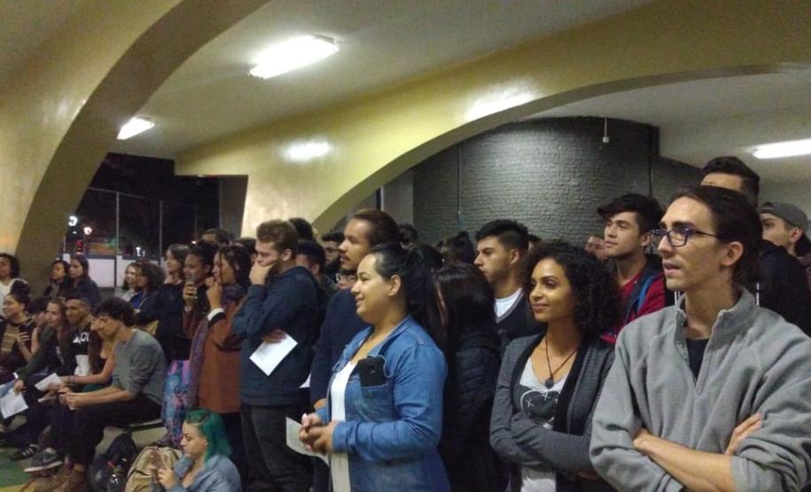 tiradentes4 Nesta terça-feira (26), os estudantes dos cursos técnicos em Teatro, Produção de Áudio e Vídeo e Saúde Bucal se reuniram, no Colégio Estadual Tiradentes (CEP-Tiradentes), para assistir aos eventos da programação do aniversário do Colégio Estadual do Paraná (CEP).