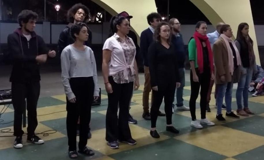 turadentes5 Nesta terça-feira (26), os estudantes dos cursos técnicos em Teatro, Produção de Áudio e Vídeo e Saúde Bucal se reuniram, no Colégio Estadual Tiradentes (CEP-Tiradentes), para assistir aos eventos da programação do aniversário do Colégio Estadual do Paraná (CEP).