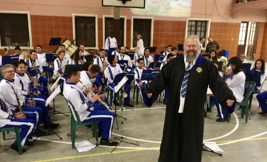 b1 Setenta estudantes e um maestro, que compõem a Banda Sinfônica Bento Mossurunga do Colégio Estadual do Paraná, emocionaram e arrancaram muitos aplausos de uma plateia que, na noite de quarta-feira (27), lotou os mezaninos e os corredores do Instituto de Educação do Paraná (CEP-Instituto).