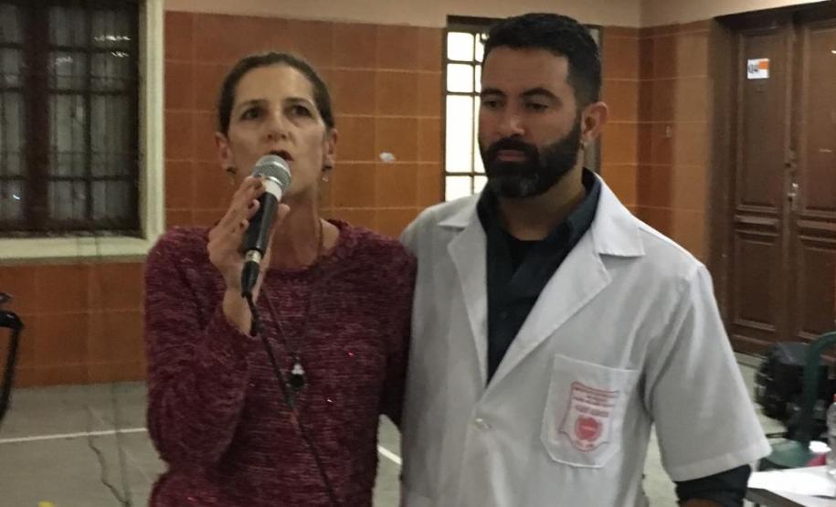 b2 Setenta estudantes e um maestro, que compõem a Banda Sinfônica Bento Mossurunga do Colégio Estadual do Paraná, emocionaram e arrancaram muitos aplausos de uma plateia que, na noite de quarta-feira (27), lotou os mezaninos e os corredores do Instituto de Educação do Paraná (CEP-Instituto).