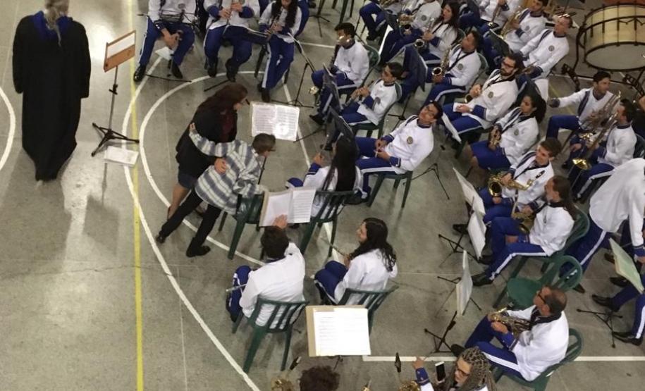 b3 Setenta estudantes e um maestro, que compõem a Banda Sinfônica Bento Mossurunga do Colégio Estadual do Paraná, emocionaram e arrancaram muitos aplausos de uma plateia que, na noite de quarta-feira (27), lotou os mezaninos e os corredores do Instituto de Educação do Paraná (CEP-Instituto).