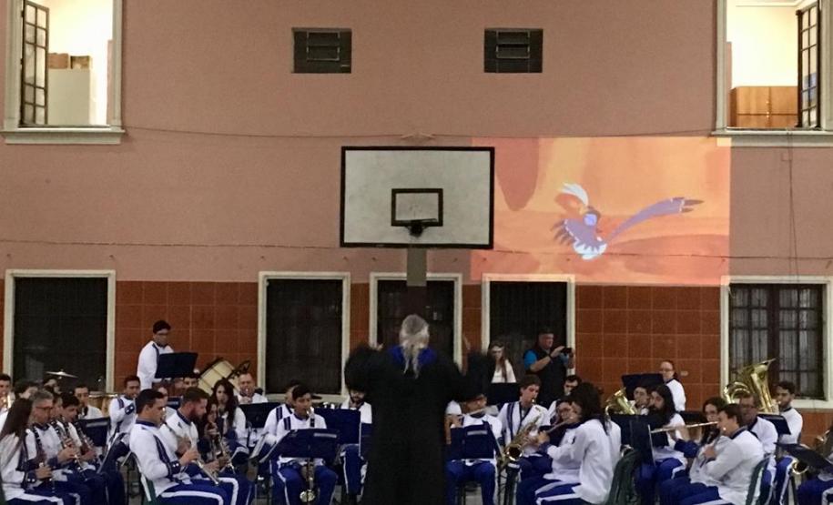 b4 Setenta estudantes e um maestro, que compõem a Banda Sinfônica Bento Mossurunga do Colégio Estadual do Paraná, emocionaram e arrancaram muitos aplausos de uma plateia que, na noite de quarta-feira (27), lotou os mezaninos e os corredores do Instituto de Educação do Paraná (CEP-Instituto).