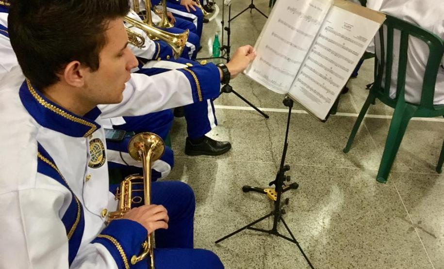 b5 Setenta estudantes e um maestro, que compõem a Banda Sinfônica Bento Mossurunga do Colégio Estadual do Paraná, emocionaram e arrancaram muitos aplausos de uma plateia que, na noite de quarta-feira (27), lotou os mezaninos e os corredores do Instituto de Educação do Paraná (CEP-Instituto).