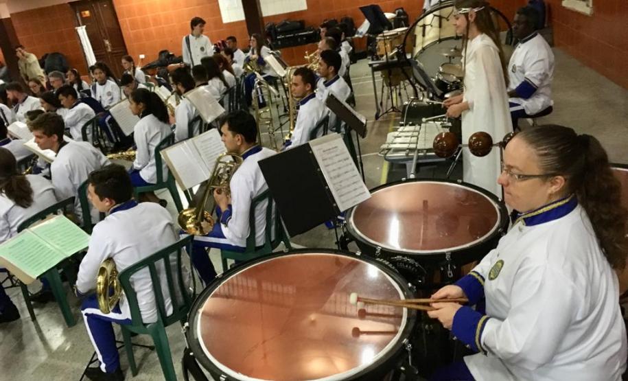b6 Setenta estudantes e um maestro, que compõem a Banda Sinfônica Bento Mossurunga do Colégio Estadual do Paraná, emocionaram e arrancaram muitos aplausos de uma plateia que, na noite de quarta-feira (27), lotou os mezaninos e os corredores do Instituto de Educação do Paraná (CEP-Instituto).