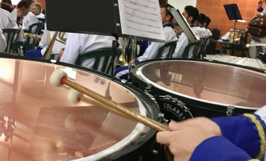 b8 Setenta estudantes e um maestro, que compõem a Banda Sinfônica Bento Mossurunga do Colégio Estadual do Paraná, emocionaram e arrancaram muitos aplausos de uma plateia que, na noite de quarta-feira (27), lotou os mezaninos e os corredores do Instituto de Educação do Paraná (CEP-Instituto).