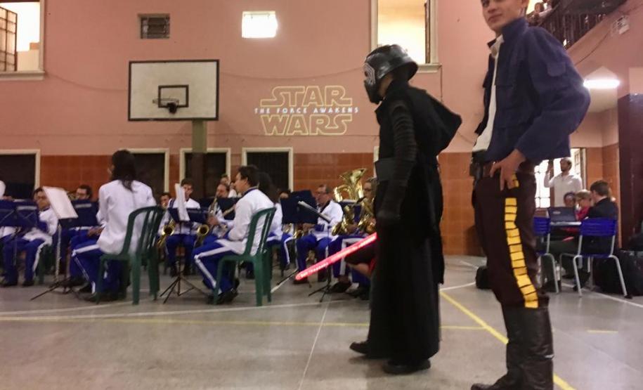 b10 Setenta estudantes e um maestro, que compõem a Banda Sinfônica Bento Mossurunga do Colégio Estadual do Paraná, emocionaram e arrancaram muitos aplausos de uma plateia que, na noite de quarta-feira (27), lotou os mezaninos e os corredores do Instituto de Educação do Paraná (CEP-Instituto).