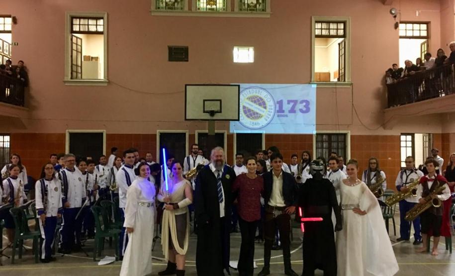 b11 Setenta estudantes e um maestro, que compõem a Banda Sinfônica Bento Mossurunga do Colégio Estadual do Paraná, emocionaram e arrancaram muitos aplausos de uma plateia que, na noite de quarta-feira (27), lotou os mezaninos e os corredores do Instituto de Educação do Paraná (CEP-Instituto).