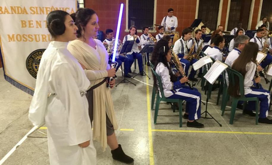 b9 Setenta estudantes e um maestro, que compõem a Banda Sinfônica Bento Mossurunga do Colégio Estadual do Paraná, emocionaram e arrancaram muitos aplausos de uma plateia que, na noite de quarta-feira (27), lotou os mezaninos e os corredores do Instituto de Educação do Paraná (CEP-Instituto).