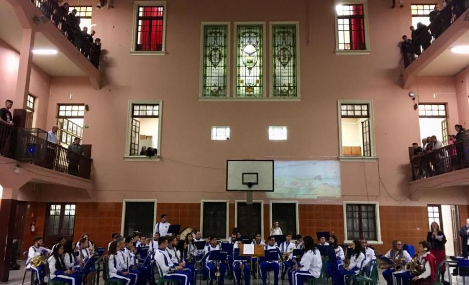 b12 Setenta estudantes e um maestro, que compõem a Banda Sinfônica Bento Mossurunga do Colégio Estadual do Paraná, emocionaram e arrancaram muitos aplausos de uma plateia que, na noite de quarta-feira (27), lotou os mezaninos e os corredores do Instituto de Educação do Paraná (CEP-Instituto).