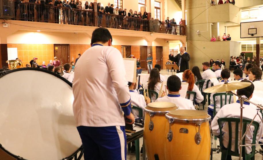 Apresentação da banda Sinfônica Bento Mossurunga no Instituto de Educação do Paraná
