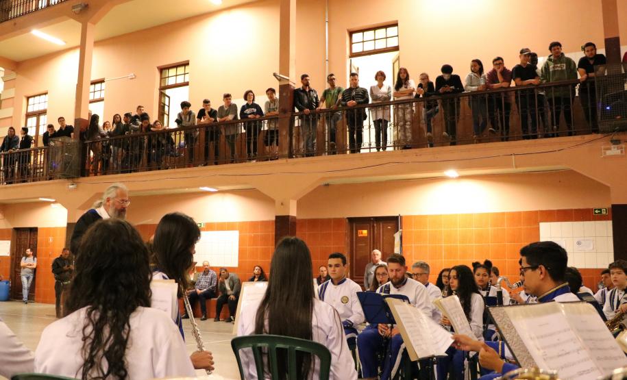 Apresentação da banda Sinfônica Bento Mossurunga no Instituto de Educação do Paraná