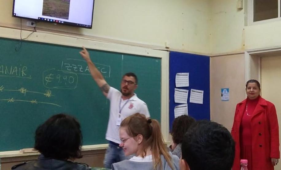 Em sala de aula, estudantes participam de um bate-papo em inglês