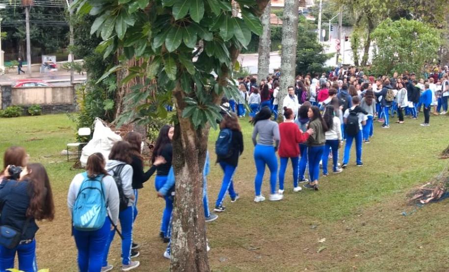O Plano de Abandono Escolar foi colocado em prática, nesta quinta-feira (27), em todos os períodos, nas unidades de atendimento aos estudantes do Colégio Estadual do Paraná (CEP).