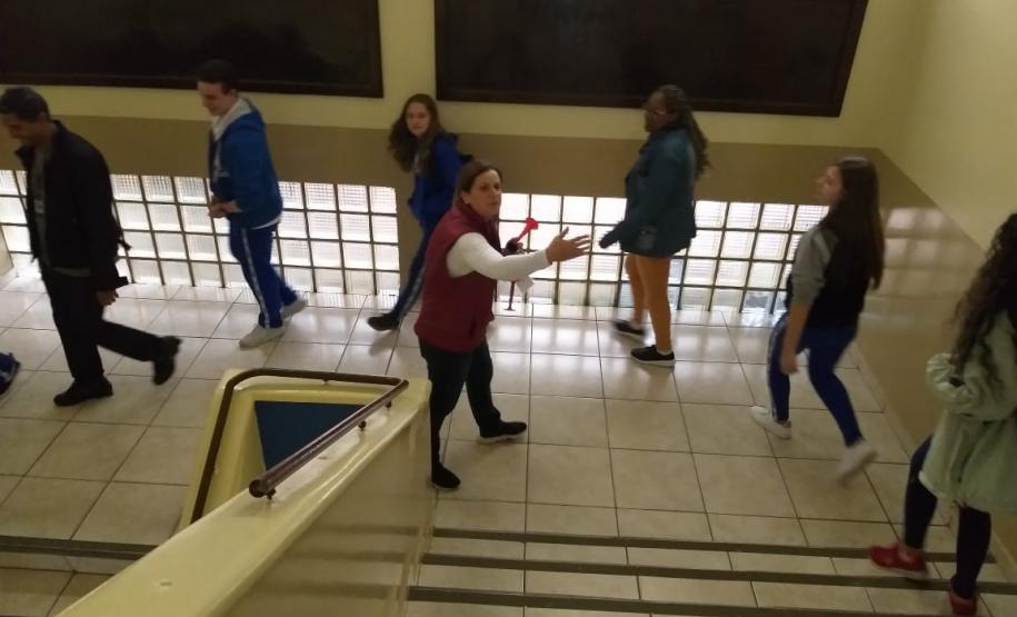 O Plano de Abandono Escolar foi colocado em prática, nesta quinta-feira (27), em todos os períodos, nas unidades de atendimento aos estudantes do Colégio Estadual do Paraná (CEP).