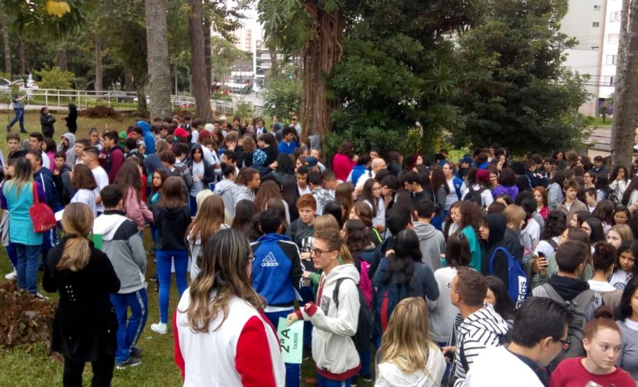 O Plano de Abandono Escolar foi colocado em prática, nesta quinta-feira (27), em todos os períodos, nas unidades de atendimento aos estudantes do Colégio Estadual do Paraná (CEP).