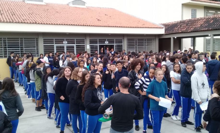 O Plano de Abandono Escolar foi colocado em prática, nesta quinta-feira (27), em todos os períodos, nas unidades de atendimento aos estudantes do Colégio Estadual do Paraná (CEP).