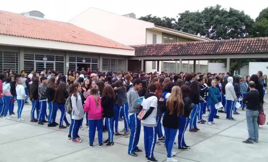 O Plano de Abandono Escolar foi colocado em prática, nesta quinta-feira (27), em todos os períodos, nas unidades de atendimento aos estudantes do Colégio Estadual do Paraná (CEP).