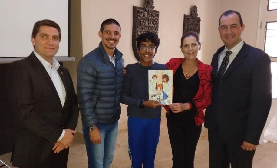 evento2 No último evento da programação do aniversário do Colégio Estadual do Paraná (CEP), realizado na tarde desta sexta-feira (29) no CEP-CEP, estudantes, professores, funcionários e convidados comemoraram também os 69 anos do prédio histórico, fundado em 29 de março de 1950.