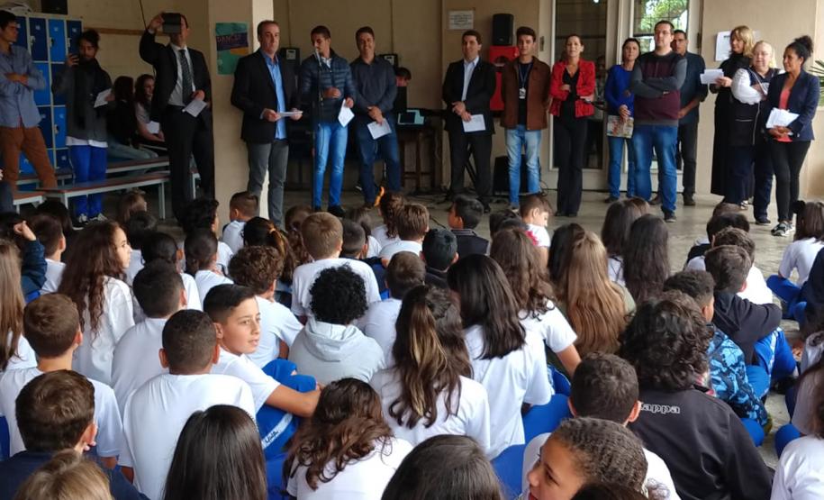 evento4 No último evento da programação do aniversário do Colégio Estadual do Paraná (CEP), realizado na tarde desta sexta-feira (29) no CEP-CEP, estudantes, professores, funcionários e convidados comemoraram também os 69 anos do prédio histórico, fundado em 29 de março de 1950.