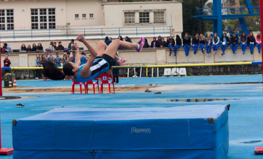 As aulas de Educação Física passaram a ser realizadas em novos espaços, gentilmente cedidos nas escolas e instituições parceiras que fazem o acolhimento dos estudantes.