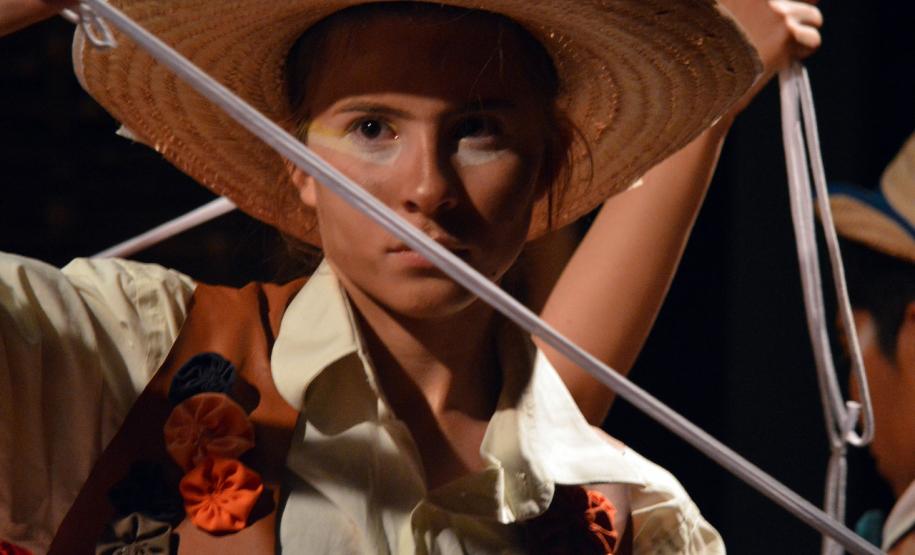 Em abril, as peças: “Agreste”, baseada no texto de Newton Moreno, será apresentada, às 19h, nos dias 13, 14 e 20; “Homem da Esquina Rosada”, baseada no Conto do argentino Jorge Luís Borges, às 20h30, nos dias 8 e 9; e “Terra de Cegos”, baseada no Conto de H.G.Wells (Guerra dos Mundos), será mostrada, às 21h, nos dias 11 e 12.