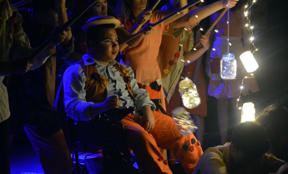 Em abril, as peças: “Agreste”, baseada no texto de Newton Moreno, será apresentada, às 19h, nos dias 13, 14 e 20; “Homem da Esquina Rosada”, baseada no Conto do argentino Jorge Luís Borges, às 20h30, nos dias 8 e 9; e “Terra de Cegos”, baseada no Conto de H.G.Wells (Guerra dos Mundos), será mostrada, às 21h, nos dias 11 e 12.