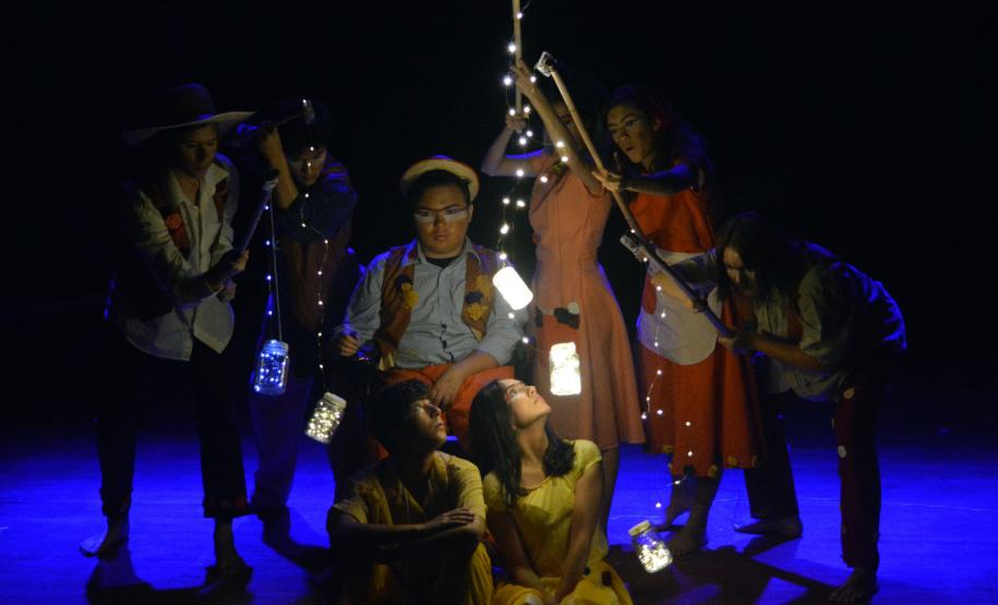 Em abril, as peças: “Agreste”, baseada no texto de Newton Moreno, será apresentada, às 19h, nos dias 13, 14 e 20; “Homem da Esquina Rosada”, baseada no Conto do argentino Jorge Luís Borges, às 20h30, nos dias 8 e 9; e “Terra de Cegos”, baseada no Conto de H.G.Wells (Guerra dos Mundos), será mostrada, às 21h, nos dias 11 e 12.