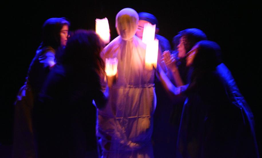 Em abril, as peças: “Agreste”, baseada no texto de Newton Moreno, será apresentada, às 19h, nos dias 13, 14 e 20; “Homem da Esquina Rosada”, baseada no Conto do argentino Jorge Luís Borges, às 20h30, nos dias 8 e 9; e “Terra de Cegos”, baseada no Conto de H.G.Wells (Guerra dos Mundos), será mostrada, às 21h, nos dias 11 e 12.