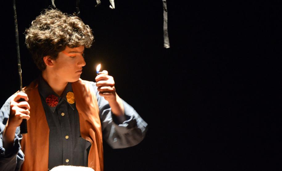 Em abril, as peças: “Agreste”, baseada no texto de Newton Moreno, será apresentada, às 19h, nos dias 13, 14 e 20; “Homem da Esquina Rosada”, baseada no Conto do argentino Jorge Luís Borges, às 20h30, nos dias 8 e 9; e “Terra de Cegos”, baseada no Conto de H.G.Wells (Guerra dos Mundos), será mostrada, às 21h, nos dias 11 e 12.