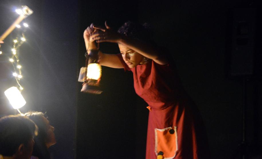 Em abril, as peças: “Agreste”, baseada no texto de Newton Moreno, será apresentada, às 19h, nos dias 13, 14 e 20; “Homem da Esquina Rosada”, baseada no Conto do argentino Jorge Luís Borges, às 20h30, nos dias 8 e 9; e “Terra de Cegos”, baseada no Conto de H.G.Wells (Guerra dos Mundos), será mostrada, às 21h, nos dias 11 e 12.