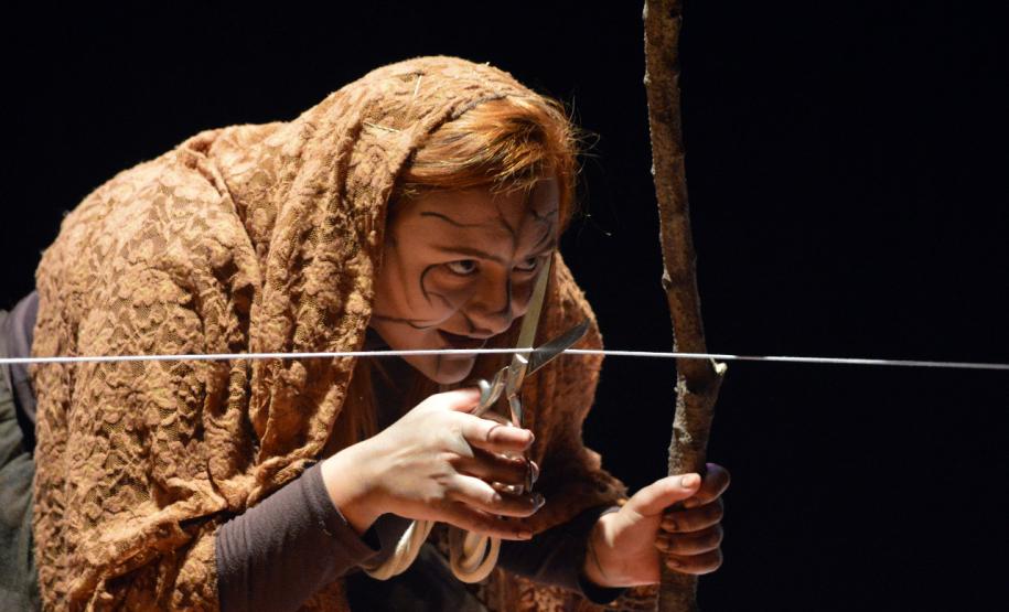 Em abril, as peças: “Agreste”, baseada no texto de Newton Moreno, será apresentada, às 19h, nos dias 13, 14 e 20; “Homem da Esquina Rosada”, baseada no Conto do argentino Jorge Luís Borges, às 20h30, nos dias 8 e 9; e “Terra de Cegos”, baseada no Conto de H.G.Wells (Guerra dos Mundos), será mostrada, às 21h, nos dias 11 e 12.