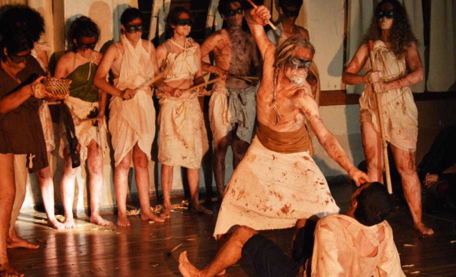 O grupo se apresentou na programação do Fringe (mostra paralela), com “Agreste”, “Terra de Cegos” e “Homem da Esquina Rosada”, espetáculos coordenados pelo professor André Meirelles.