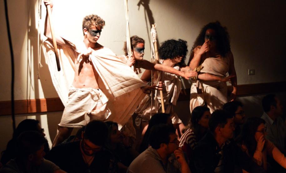 O grupo se apresentou na programação do Fringe (mostra paralela), com “Agreste”, “Terra de Cegos” e “Homem da Esquina Rosada”, espetáculos coordenados pelo professor André Meirelles.