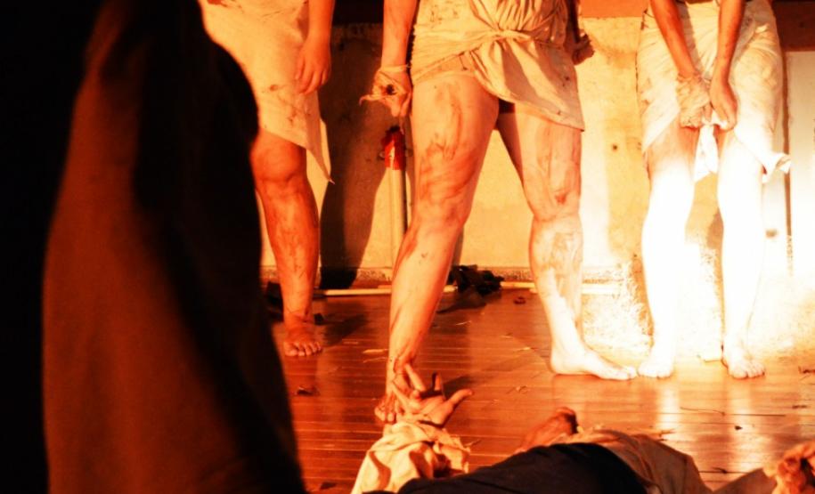 O grupo se apresentou na programação do Fringe (mostra paralela), com “Agreste”, “Terra de Cegos” e “Homem da Esquina Rosada”, espetáculos coordenados pelo professor André Meirelles.