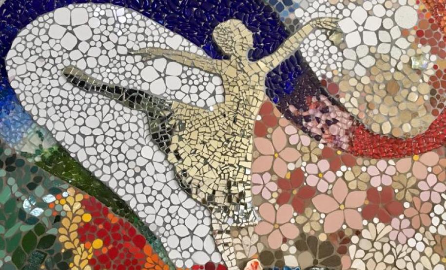 No Colégio Estadual do Paraná, a técnica é ensinada no Modulado de Mosaico da Escolinha de Arte, onde os alunos, com idade a partir dos 10 anos, participam das atividades que resultam na criação de quadros artísticos, trabalhos abstratos, utilitários, peças decorativas e outros itens.