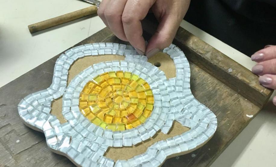 No Colégio Estadual do Paraná, a técnica é ensinada no Modulado de Mosaico da Escolinha de Arte, onde os alunos, com idade a partir dos 10 anos, participam das atividades que resultam na criação de quadros artísticos, trabalhos abstratos, utilitários, peças decorativas e outros itens.