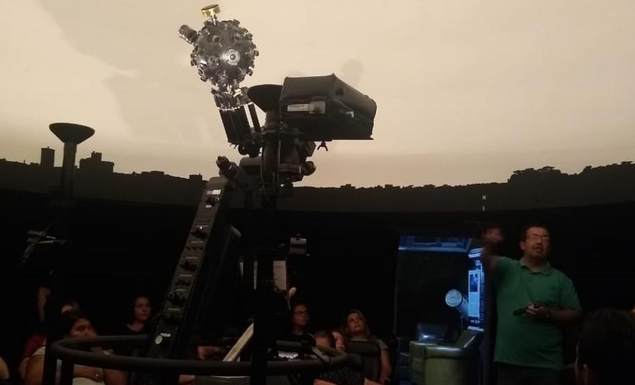 amauri Neste ano, o Planetário Professor Francisco José Gomes Ribeiro, instalado no Colégio Estadual do Paraná, completa 41 anos.