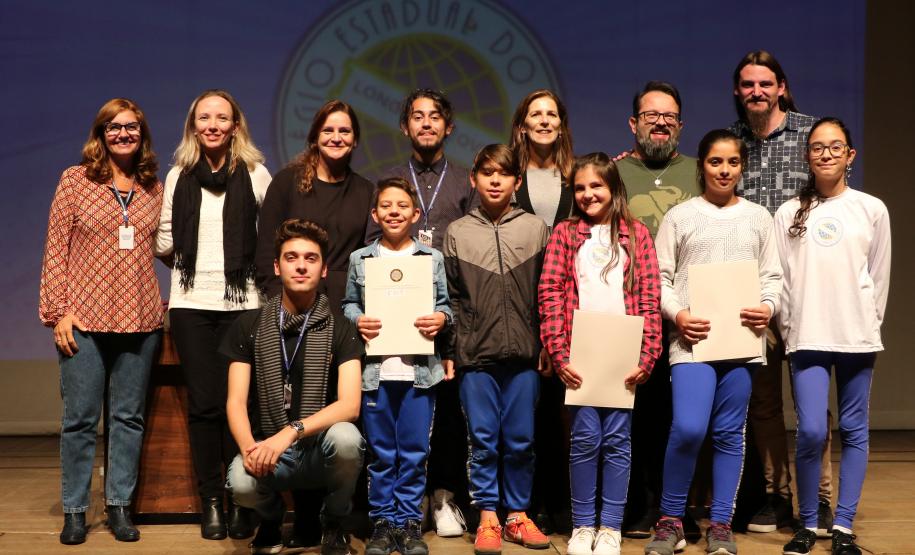 Na presença dos pais e responsáveis, 240 estudantes tomaram posse, nesta quarta-feira (10), no Conselho de Representantes de Turmas do Colégio Estadual do Paraná. Neste ano, eles ocuparão os cargos de representantes e vice-representantes das 120 turmas do Ensino Fundamental, Médio, Médio Integrado e Técnico Profissional do Colégio.